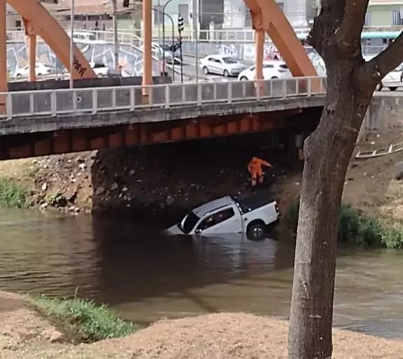 Motorista cai com carro no Rio Paraibuna, em Juiz de Fora, e é retirado sem vida